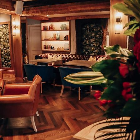 Lion & Swan Hotel Конгълтън Екстериор снимка The interior of the restaurant