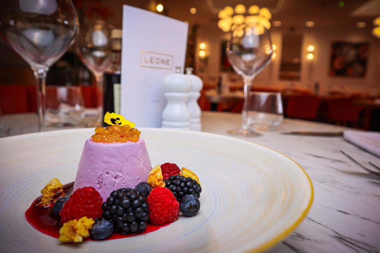Lion & Swan Hotel Конгълтън Екстериор снимка A dessert at Leoni
